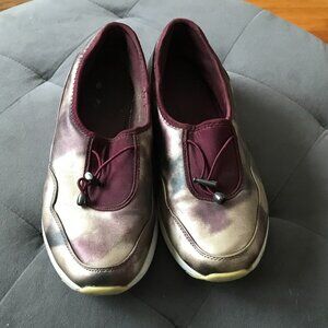 Avon Cushion Walk Slip On Sneakers Gold Metallic Size 9